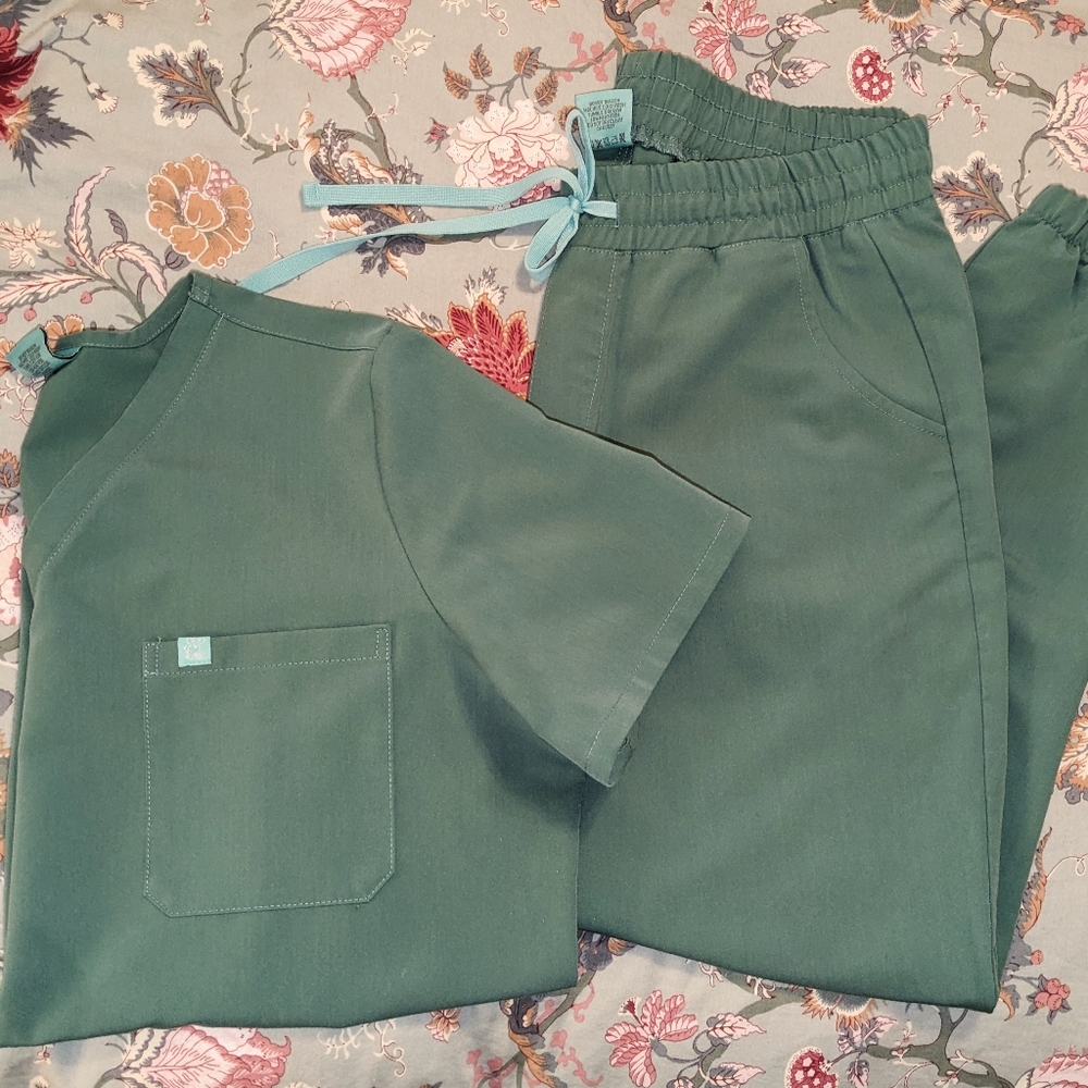 Scrub set